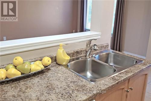 15 Brooking Court, Hamilton (Ancaster), ON - Indoor Photo Showing Kitchen With Double Sink