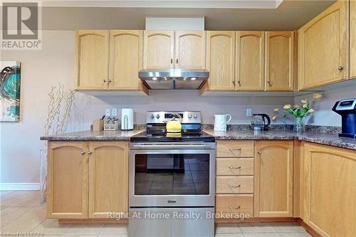 15 Brooking Court, Hamilton (Ancaster), ON - Indoor Photo Showing Kitchen