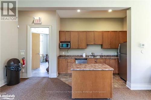 302 - 27 Beaver Street S, Blue Mountains (Thornbury), ON - Indoor Photo Showing Kitchen With Double Sink