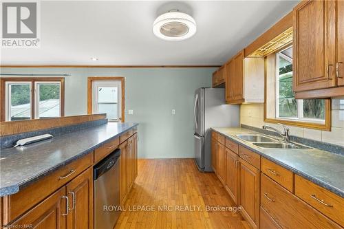 5648 Royal Manor Drive, Niagara Falls (215 - Hospital), ON - Indoor Photo Showing Kitchen With Double Sink