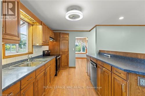 5648 Royal Manor Drive, Niagara Falls (215 - Hospital), ON - Indoor Photo Showing Kitchen With Double Sink