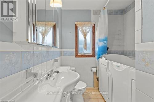 5648 Royal Manor Drive, Niagara Falls (215 - Hospital), ON - Indoor Photo Showing Bathroom