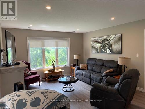 221 Lake Breeze Drive, Ashfield-Colborne-Wawanosh (Colborne), ON - Indoor Photo Showing Living Room