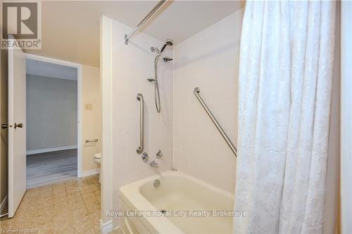 608 - 22 Marilyn Drive, Guelph (Waverley), ON - Indoor Photo Showing Bathroom