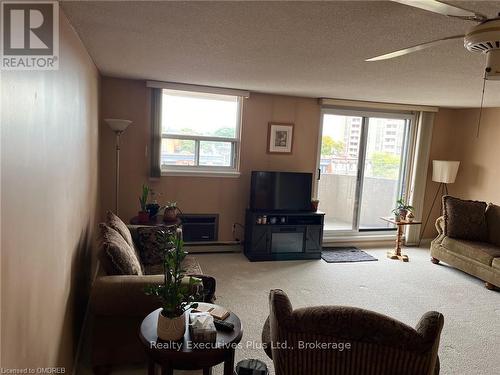 604 - 21 East Avenue S, Hamilton (Landsdale), ON - Indoor Photo Showing Living Room