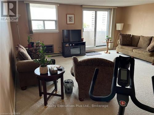 604 - 21 East Avenue S, Hamilton (Landsdale), ON - Indoor Photo Showing Living Room