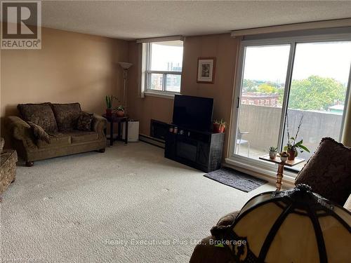 604 - 21 East Avenue S, Hamilton (Landsdale), ON - Indoor Photo Showing Living Room