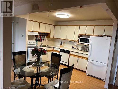 604 - 21 East Avenue S, Hamilton (Landsdale), ON - Indoor Photo Showing Kitchen