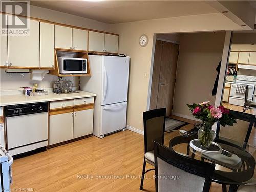 604 - 21 East Avenue S, Hamilton (Landsdale), ON - Indoor Photo Showing Kitchen