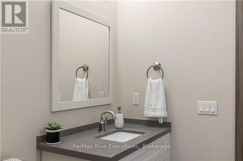 516 - 820 Gardiners Road, Kingston (East Gardiners Rd), ON - Indoor Photo Showing Bathroom