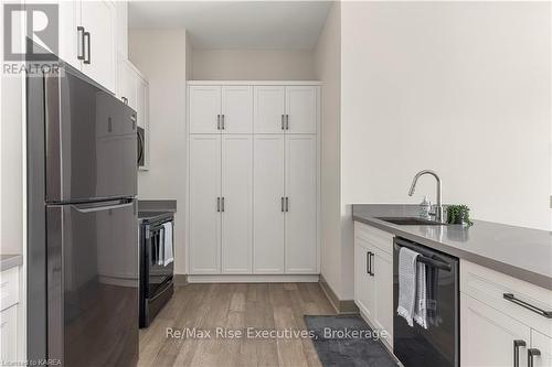 516 - 820 Gardiners Road, Kingston (East Gardiners Rd), ON - Indoor Photo Showing Kitchen