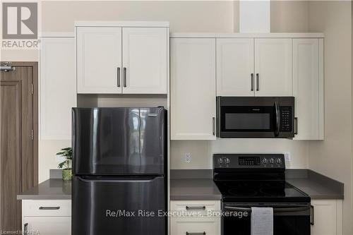 516 - 820 Gardiners Road, Kingston (East Gardiners Rd), ON - Indoor Photo Showing Kitchen