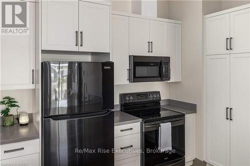 516 - 820 Gardiners Road, Kingston (East Gardiners Rd), ON - Indoor Photo Showing Kitchen