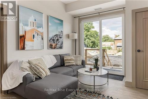 327 - 820 Gardiners Road, Kingston (East Gardiners Rd), ON - Indoor Photo Showing Living Room