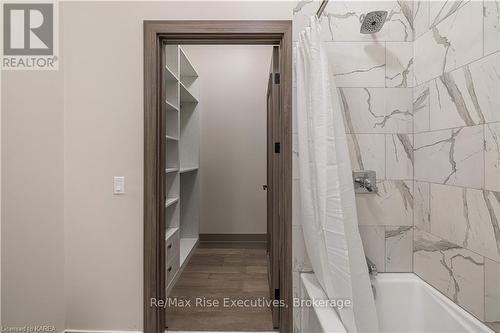 327 - 820 Gardiners Road, Kingston (East Gardiners Rd), ON - Indoor Photo Showing Bathroom