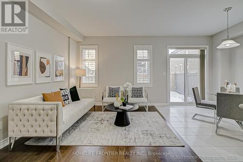 67 Hilts Drive, Richmond Hill, ON - Indoor Photo Showing Living Room