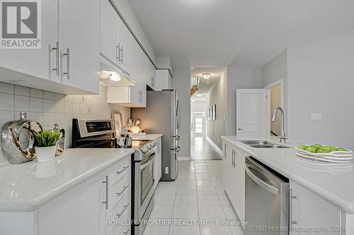 67 Hilts Drive, Richmond Hill, ON - Indoor Photo Showing Kitchen With Double Sink With Upgraded Kitchen