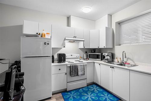 2045 Galore Crescent, Kamloops, BC - Indoor Photo Showing Kitchen With Double Sink