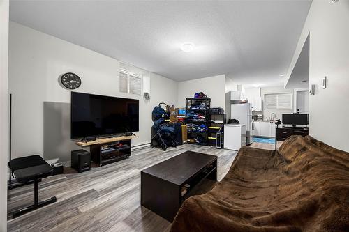 2045 Galore Crescent, Kamloops, BC - Indoor Photo Showing Living Room