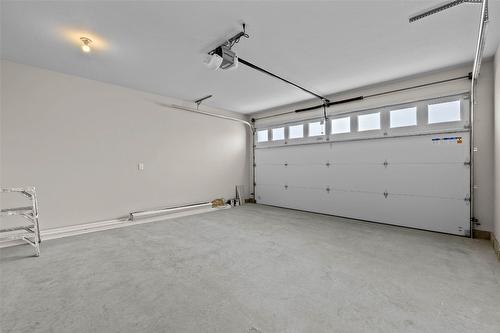 121-2045 Stagecoach Drive, Kamloops, BC - Indoor Photo Showing Garage