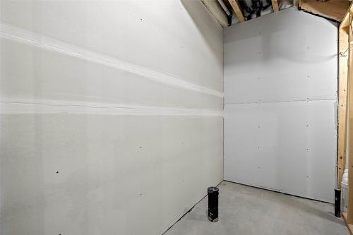 121-2045 Stagecoach Drive, Kamloops, BC - Indoor Photo Showing Garage