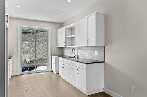 121-2045 Stagecoach Drive, Kamloops, BC - Indoor Photo Showing Kitchen