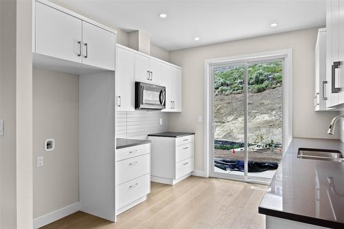 121-2045 Stagecoach Drive, Kamloops, BC - Indoor Photo Showing Kitchen