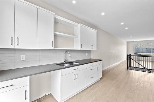 121-2045 Stagecoach Drive, Kamloops, BC - Indoor Photo Showing Kitchen With Double Sink