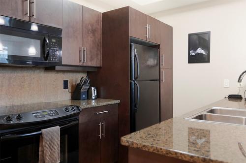 103-2011 Agassiz Road, Kelowna, BC - Indoor Photo Showing Kitchen With Double Sink