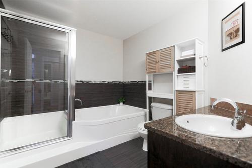 103-2011 Agassiz Road, Kelowna, BC - Indoor Photo Showing Bathroom