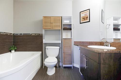 103-2011 Agassiz Road, Kelowna, BC - Indoor Photo Showing Bathroom