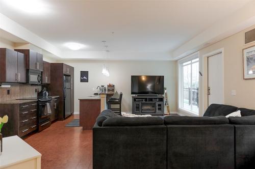 103-2011 Agassiz Road, Kelowna, BC - Indoor Photo Showing Living Room