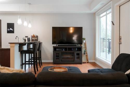 103-2011 Agassiz Road, Kelowna, BC - Indoor Photo Showing Living Room