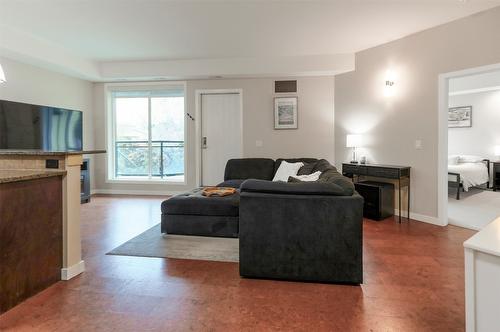 103-2011 Agassiz Road, Kelowna, BC - Indoor Photo Showing Living Room