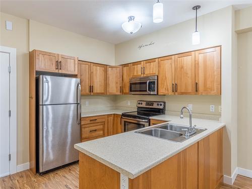 202-755 Mayfair Street, Kamloops, BC - Indoor Photo Showing Kitchen With Double Sink