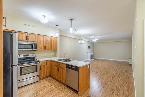 202-755 Mayfair Street, Kamloops, BC - Indoor Photo Showing Kitchen With Double Sink