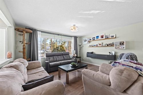 1289 Foxwood Lane, Kamloops, BC - Indoor Photo Showing Living Room