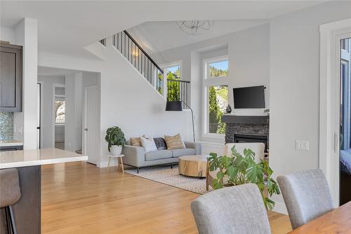 121 Upper Canyon Drive, Kelowna, BC - Indoor Photo Showing Living Room