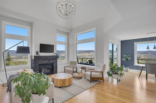 121 Upper Canyon Drive, Kelowna, BC - Indoor Photo Showing Living Room With Fireplace