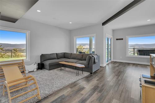 121 Upper Canyon Drive, Kelowna, BC - Indoor Photo Showing Living Room