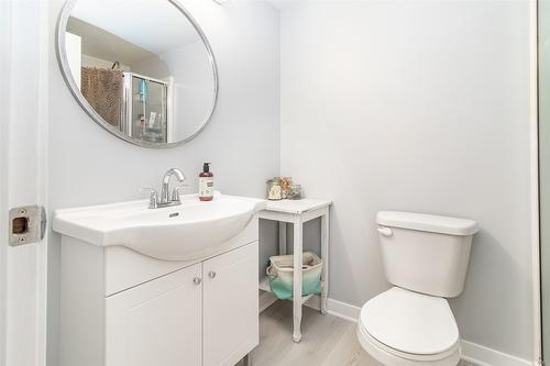 304-200 Hollywood Road, Kelowna, BC - Indoor Photo Showing Bathroom