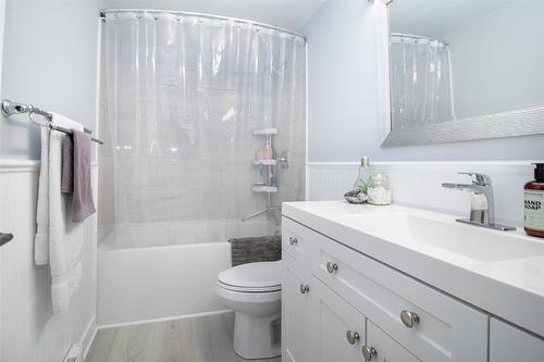 304-200 Hollywood Road, Kelowna, BC - Indoor Photo Showing Bathroom