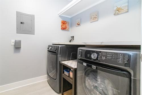 304-200 Hollywood Road, Kelowna, BC - Indoor Photo Showing Laundry Room