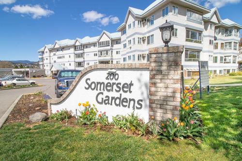 304-200 Hollywood Road, Kelowna, BC - Outdoor With Facade