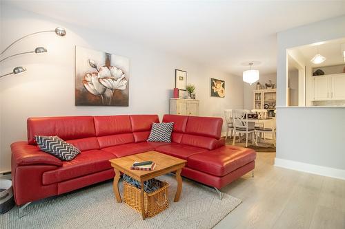 304-200 Hollywood Road, Kelowna, BC - Indoor Photo Showing Living Room