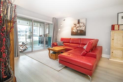 304-200 Hollywood Road, Kelowna, BC - Indoor Photo Showing Living Room