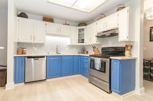 304-200 Hollywood Road, Kelowna, BC - Indoor Photo Showing Kitchen With Stainless Steel Kitchen