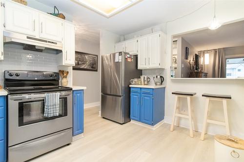 304-200 Hollywood Road, Kelowna, BC - Indoor Photo Showing Kitchen With Stainless Steel Kitchen