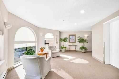 310-338 Nicola Street, Kamloops, BC - Indoor Photo Showing Living Room