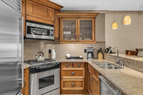 365 (L12)-1288 Water Street, Kelowna, BC - Indoor Photo Showing Kitchen With Double Sink With Upgraded Kitchen